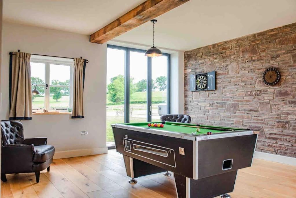 Willa Coed Farm-Hot Tub-Sleeps 12-Near Brecon Zewnętrze zdjęcie